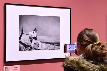 Una visitante observa la fotografía de Capa acusada de ser un montaje, en una exposición este año en Turín.