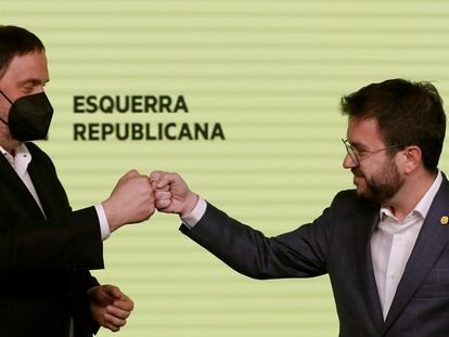 El candidato de ERC a la Presidencia de la Generalitat, Pere Aragonès (a la derecha), y el presidente del partido, Oriol Junqueras, celebran los resultados.