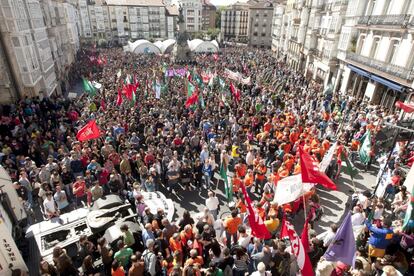 La multitudinaria manifestación celebrada hoy en Vitoria ha terminado en la plaza de la Virgen Blanca