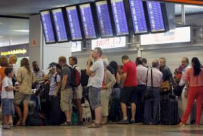 Gran número de personas hacen cola en la zona de facturación del Aeropuerto de Barajas, en Madrid. EFE/Archivo