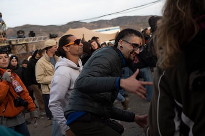 Asistentes de la 'rave' bailan durante la mañana de este miércoles en el circuito de velocidad de Fuente Álamo, donde la música techno se escucha las 24 horas del día. 