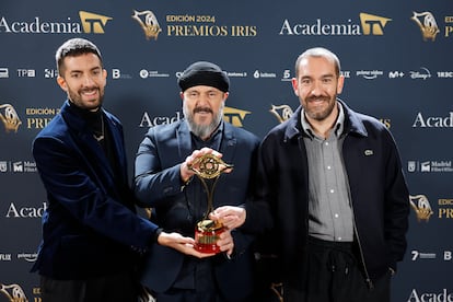 David Broncano, Ricardo Castella y Jorge Ponce posan con el premio Iris a mejor dirección de programa por 'La revuelta'.