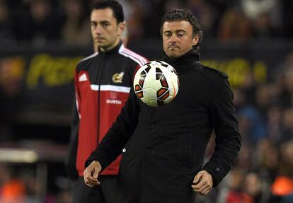 Luis Enrique controla amb el pit una pilota que havia sortit per la banda.