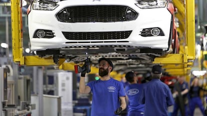 Trabajadores de Ford en una cadena de montaje de autom&oacute;viles en la planta de Almussafes (Valencia). 