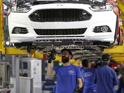 Trabajadores de Ford en una cadena de montaje de autom&oacute;viles en la planta de Almussafes (Valencia). 