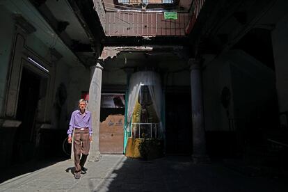 Un vecino camina por el patio central de la vecindad donde supuestamente fueron descuartizados los cuerpos de dos jóvenes de 12 y 14 años.