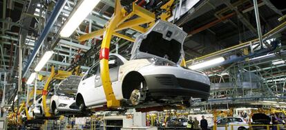 En la imagen, una cadena de montaje de la factoria de Ford en Almussafes (Valencia).