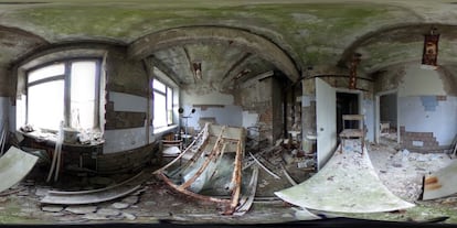 Equipamentos médicos enferrujados em sala de um antigo hospital em Pripyat (Ucrânia), em 9 de abril de 2016. A cidade de Pripyat, construída na década de 1970 para alojar os funcionários da central nuclear de Chernobyl e seus familiares, se encontra abandonada dentro da Área de Exclusão.