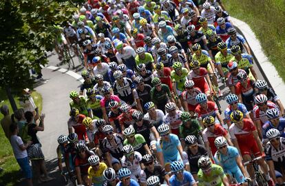Un grupo de corredores toman la salida en la undécima etapa del Tour de Francia entre las localidades de Besançon y Oyonnax (Francia).
