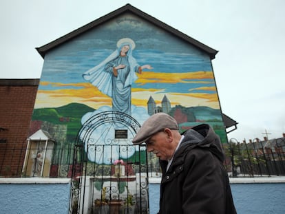 Un hombre pasa este jueves por delante de una iglesia católica en Belfast, la capital de Irlanda del Norte.