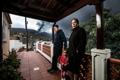 Jorge Calero, Tuquelia Gómez y su hija en su casa del barrio de Tacande, en el municipio de El Paso (La Palma). 