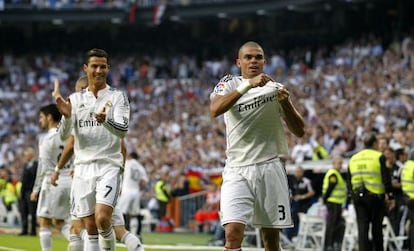 Pepe se&ntilde;ala el escudo del Madrid tras marcar de cabeza