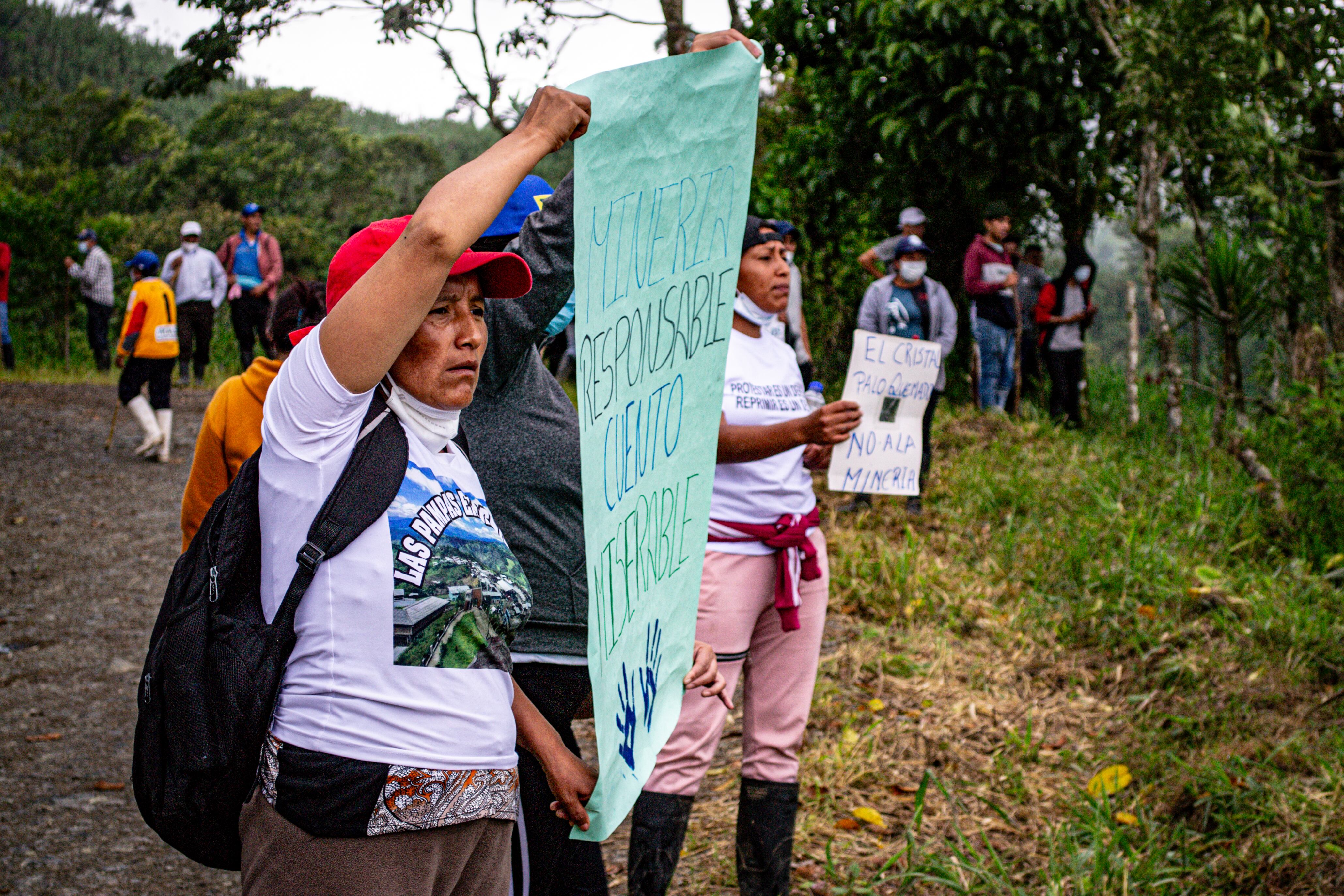 Una mujer con un cartel que lee 