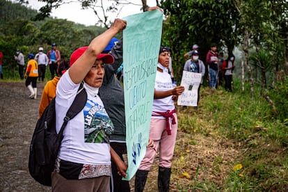 Una mujer con un cartel que lee "Minería responsable, cuento miserable", durante una protesta en Palo Quemado.