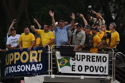 Bolsonaro em cima de carro de som mas manifestações em São Paulo