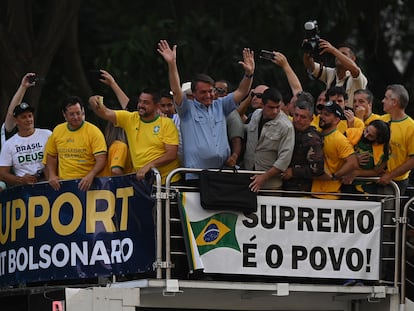 Bolsonaro em cima de carro de som mas manifestações em São Paulo