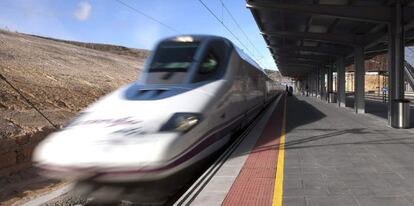 Un tren de alta velocidad (AVE) a su paso por la estaci&oacute;n de Cuenca.