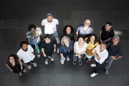 La directora del Macba, Elvira Dyangani Ose (tercera por la derecha), junto a  las comisarias Antònia Maria Perelló, Claudia Segura y Patricia Sorroche y parte de los artistas presentes en la nueva tanda de 'Colección Macba. Preludio. Intención poética': Max de Esteban, Luz Broto, Carlos Bunga, Domènec, Pedro Torres y Lucía C. Pino.