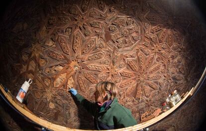 Algunas de las piezas de la techumbre del templete oeste del Patio de los Leones de la Alhambra ocultaban en el reverso dibujos nazaríes que han sido descubiertos por los restauradores del Servicio de Conservación del Conjunto Monumental durante unos trabajos.