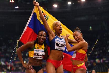 Las ganadoras, de izquierda a derecha, Kimberly Williams de Jamaica (plata), Yulimar Rojas de Venezuela (oro) y la española Ana Peleteiro (bronce).