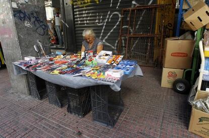 Una vendedora ambulante en una calle de Atenas