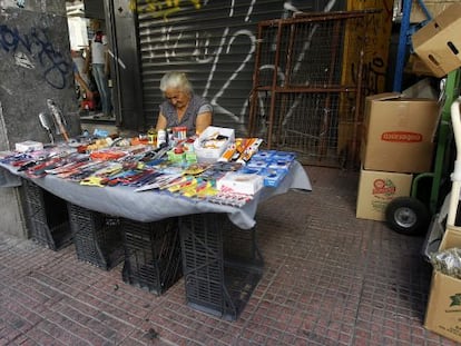 Una vendedora ambulante en una calle de Atenas