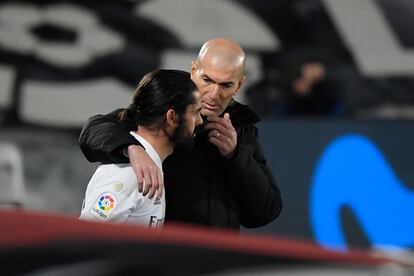 Zidane habla con Isco antes de que este salga contra el Athletic el pasado miércoles en Valdebebas.