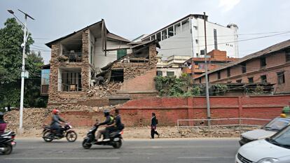 Más del 70 por ciento de los edificios de Katmandú quedaron totalmente derruidos después del terremoto o presentan peligrosas grietas.