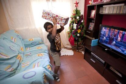 Joan sostiene en sus manos el regalo sorpresa de un donante anónimo.