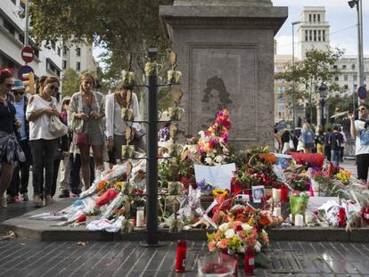 Flors en record a les v&iacute;ctimes de l&#039;atemptat. 