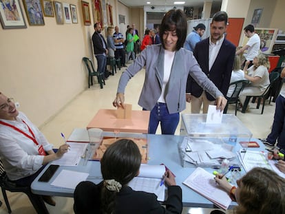 La ministra de Ciencia e Innovación, Diana Morant, junto al alcalde de Gandia, José Manuel Prieto, en el instante de votar este domingo en la capital de La Safor.