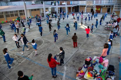 Escuela de tiempo completo: Niños hacen ejercicio en una escuela de Ciudad de México