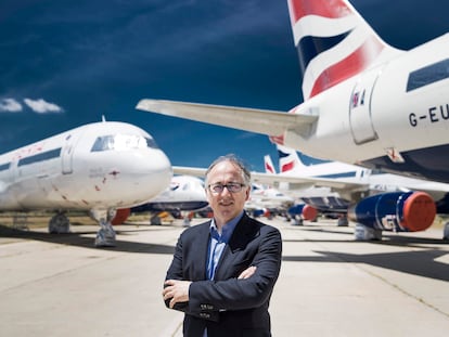 Luis Gallego, consejero delegado de IAG, ante decenas de aviones parados en las instalaciones de La Muñoza, junto al aeropuerto Madrid-Barajas.