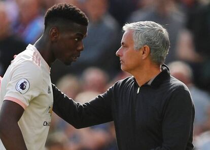 Mourinho y Pogba, tras sustituir a este.