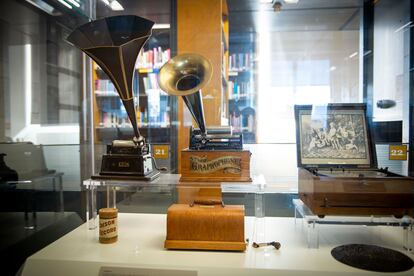 Reproductores antiguos de la colección del archivo sonoro de la Biblioteca Nacional.