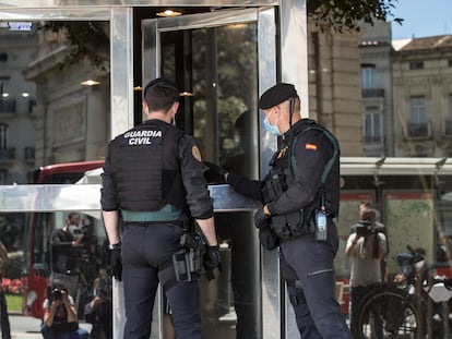 Miembros de la Guardia Civil apostados en el domicilio del exvicealcalde de Valencia, Alfonso Grau.