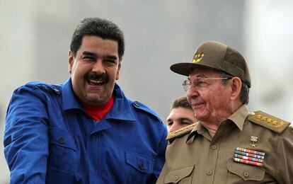 Os presidentes de Cuba, Raúl Castro, e da Venezuela, Nicolás Maduro, conversam nesta sexta-feira em Havana (Cuba) durante o desfile em comemoração ao dia dos trabalhadores. Castro e Maduro lideram o desfile da multidão no 1o de Maio na Praça da Revolução de Havana, que reafirma a revolução cubana, a integração regional e a parceria com a Venezuela.