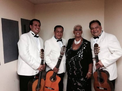 María Martha Serra Lima junto al trío Los Panchos.