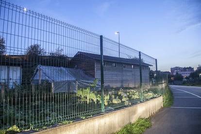 Los huertos urbanos son una opción cada vez más escogida por los Ayuntamientos. Estos son los del barrio de La Corredoria, en Oviedo, ciudad signataria de El Pacto de Milán, el primer protocolo internacional en materia alimentaria en el que las 150 ciudades firmantes hasta ahora se comprometen a trabajar para desarrollar sistemas alimentarios sostenibles. Más allá de la alimentación, estos espacios no se ven sólo como huertas, sino también como zonas verdes, sostenibles y de ocio, como una herramienta para la educación ambiental y el entretenimiento.