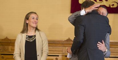 Ethel Vázquez, junto a Feijóo y Hernández abrazándose