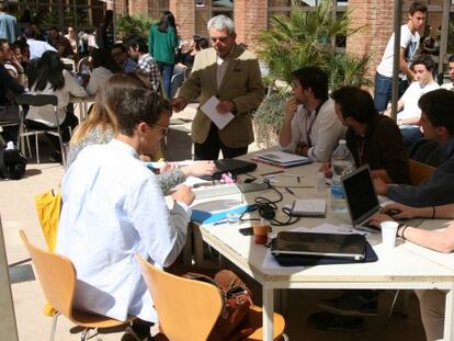 Estudiantes durante el BCN Thinking Challenge organizado por la Universidad Abat Oliba CEU de Barcelona.