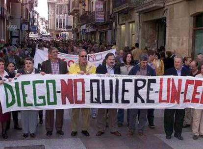 Jone Goirizelaia (en el centro), en una protesta ayer en Bilbao para que la izquierda <i>abertzale</i> esté en las elecciones.