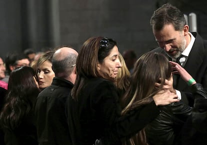 Los Reyes saludan a familiares de los fallecidos en el avión de Germanwings que se estrelló en los Alpes, durante el funeral institucional celebrado en la basílica de la Sagrada Familia de Barcelona. El acto en homenaje a las 150 víctimas ha sido presidido por los Reyes de España; a él han asistido más de 1200 personas.