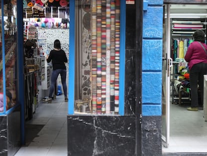 Dos pequeños comercios en el barrio de Malasaña (Madrid). KIKE PARA.