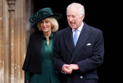 El rey Carlos III, acompañado de la reina consorte, Camila, en el exterior de la capilla.