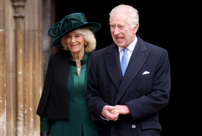 El rey Carlos III, acompañado de la reina consorte, Camila, en el exterior de la capilla.