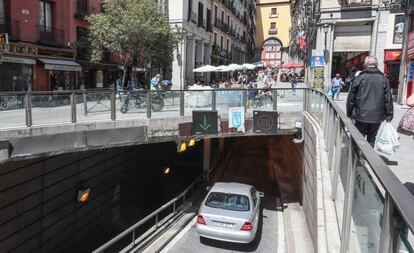 Entrada al parking y túnel de la plaza Mayor.