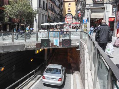 Entrada al parking y túnel de la Plaza Mayor.
 