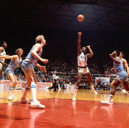 Magic Johnson anota ante Larry Bird en la final de la NCAA de 1979 cuando el primero jugaba en Michigan State y el segundo en Indiana State.