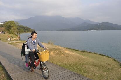 A lo largo de la isla de Formosa se pueden encontrar decenas de carriles bici. El que bordea el lago del sol y la luna es uno de los favoritos de los habitantes de Taiwan.